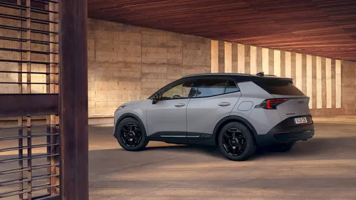 sportage-black-edition in posizione posteriore laterale sotto una tettoia