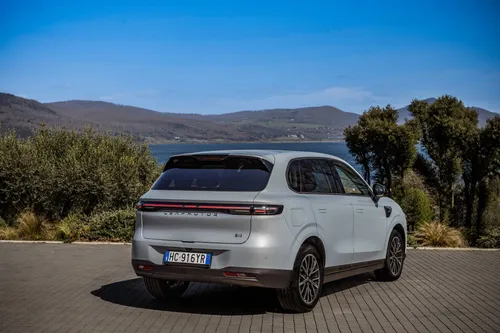 Il posteriore di tre quarti della Leapmotor B10 REEV con dietro il mare e una collina