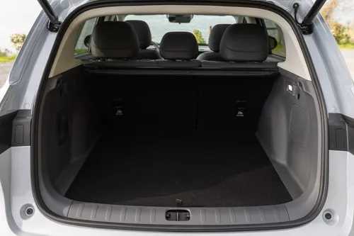 Il bagagliaio della Leapmotor B10 REEV offre una capacità di 330 litri