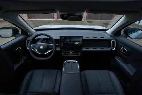 L'abitacolo della Leapmotor B10 REEV