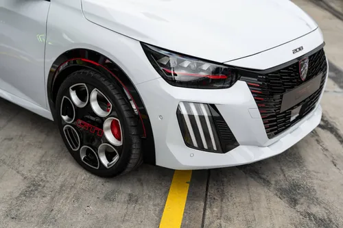 Peugeot 208 GTi cerchi e frontale