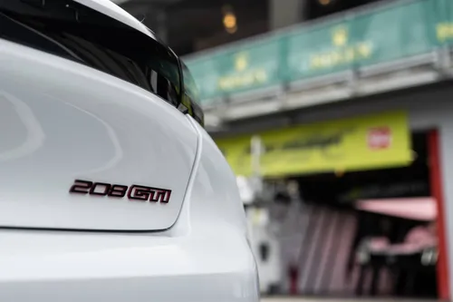 Peugeot 208 GTi Imola 2026 logo posteriore