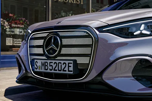 Mercedes Classe C elettrica dettaglio muso