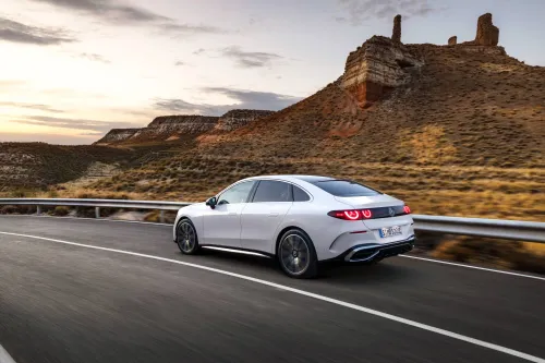 Mercedes Classe C elettrica auto in dinamica posteriore di colore bianco