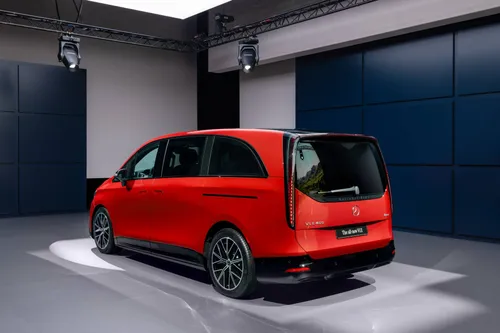 Mercedes VLE posteriore di colore rosso