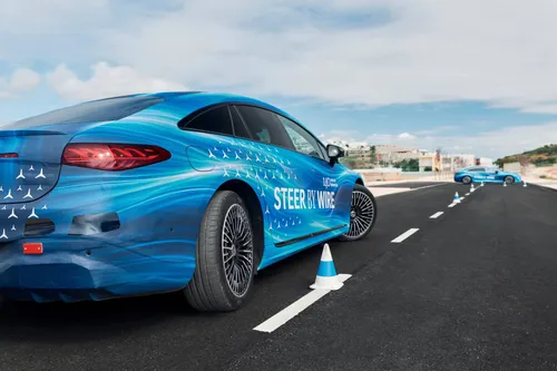 steer-by-wheel-auto di colore blu camuffata che sterza tra i birilli