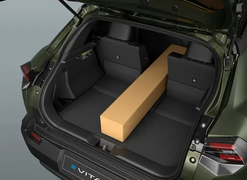 Il bagagliaio della Suzuki e Vitara, grazie alla suddivisione dei sedili 40:20:40, permette anche di caricare oggetti lunghi