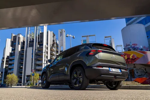 La Suzuki e Vitara verde metallizzata ripresa di tre quarti posteriore