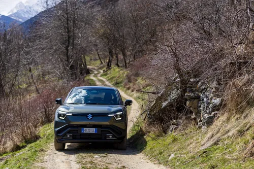 La Suzuki e Vitara impegnata su un tratto offroad