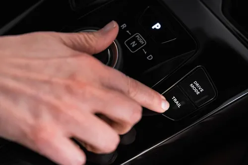 Il pulsante Trail della Suzuki e Vitara permette di attivare la modalità di guida adatta al fuoristrada