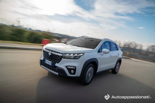 Una foto dinamica della Suzuki S-Cross 2026