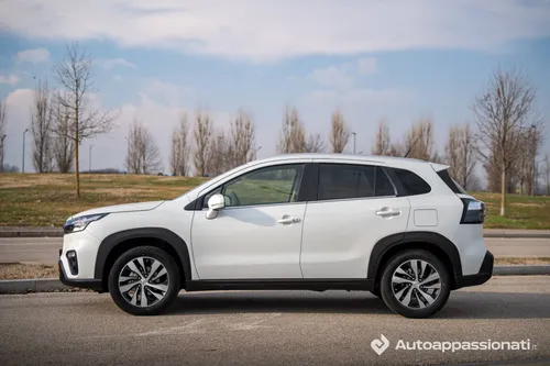 La Suzuki S-Cross 2026 vista di lato, è lunga 4,3 metri