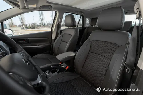 i sedili anteriori della Suzuki S-Cross 2026