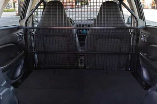 La parete divisoria della Leapmotor T03 Van isola l'abitacolo dal vano di carico rivestito in moquette