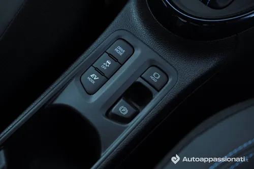 Toyota-Aygo-X-hybrid dettaglio della pulsantiera prima del cambio sul tunnel centrale