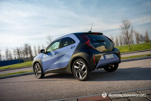 Toyota-Aygo-X-hybrid posteriore completo della vettura