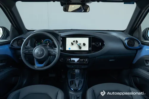 Toyota-Aygo-X-hybrid complessiva degli interni tra sedili schermi e volante