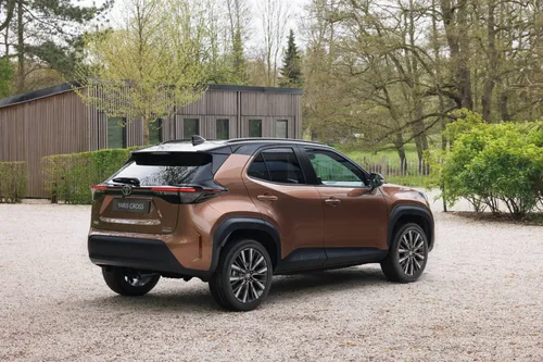 toyota yaris cross 2026 di colore bronzo parcheggiata di posteriore