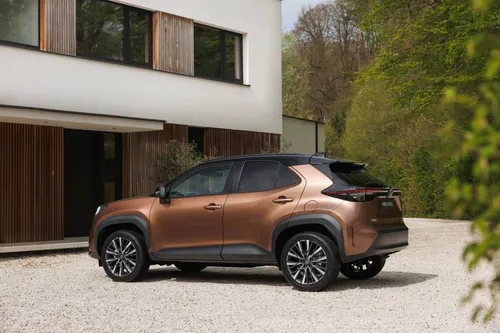 toyota yaris cross 2026 di colore bronzo parcheggiata di laterale