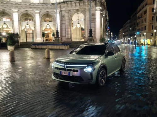 La Lancia Ypsilon Turbo 100 sfreccia tra le strade di Roma durante le ore notturne