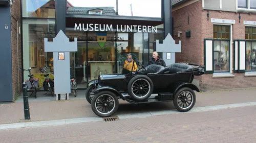 de oude schicht a ford stond geparkeerd voor het museum lunteren scaled