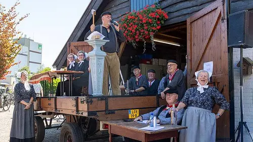 Veilingmeester tijdens het Boerenerfhuis. Foto: Oud Veluwse Markt.