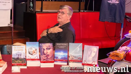 Aad Vlag achter zijn boeken
