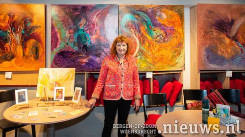 Dini Otto tussen haar schilderijen