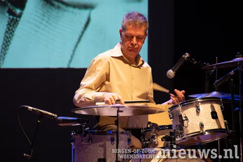 Jan Timmermans drumt op een kartonnen doos