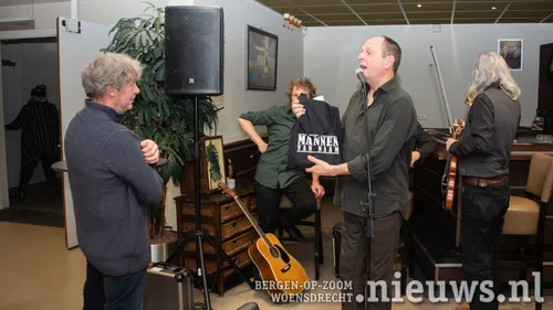 De winnaar krijgt zijn prijs