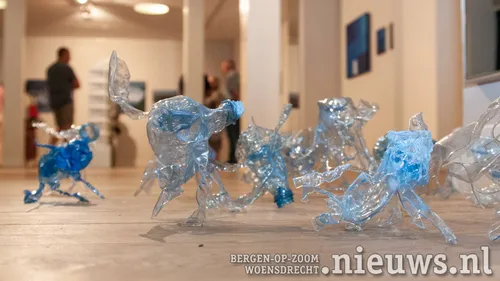 Objecten van waterflesjes door&nbsp;Hella Sluyters