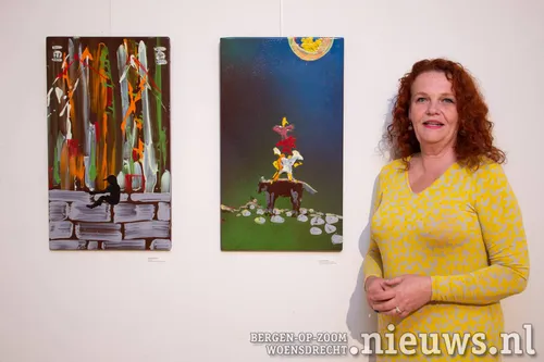 Marieke Thoomes bij twee van haar werken, 'De straat' en 'De Bremer stadsmuzikanten'