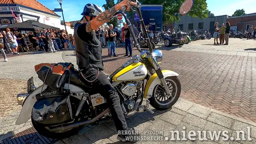Een Harley-Davidson met een enorm hoog 'Apehanger' stuur