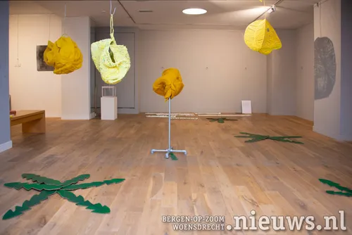 Bladeren door Irene Weug en bloemen door Hella Sluyters