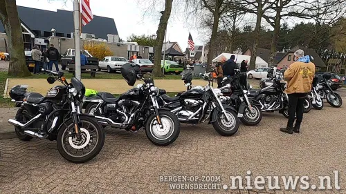De meeste motoren, veelal Harley-Davidsons, stonden aan de straat geparkeerd