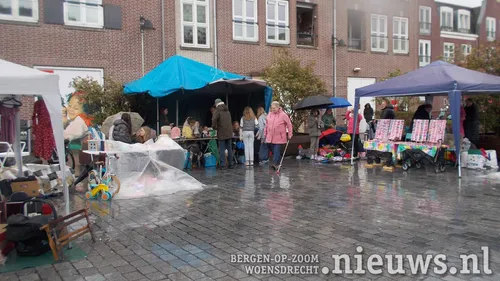 De rommelmarkt op het Ouwe Raedthuysplein