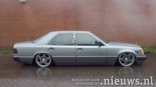 Mercedes in het water