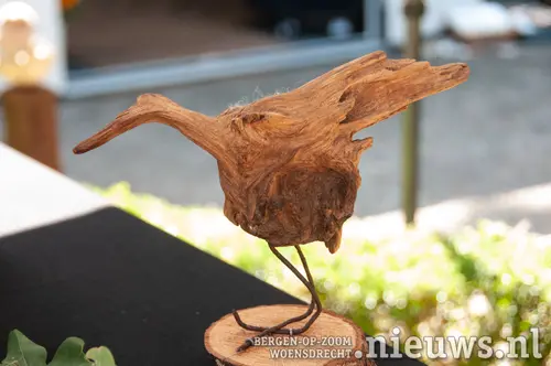 Een vogel uit een stuk 'afval' hout