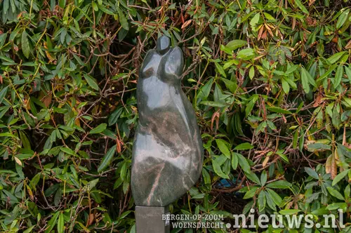 Menselijke figuur in steen
