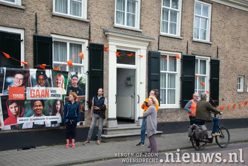 Voor de kerk wachten op de eerste finishers