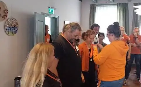 De medailles worden omgehangen