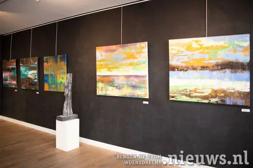 Een aantal abstracte schilderijen van Hans
