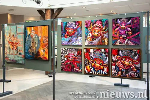 Op het linker paneel schilderijen van&nbsp;Claudia Nieuwenhuize-van Tilburg en rechts schilderijen van&nbsp;Christel DeBuyser