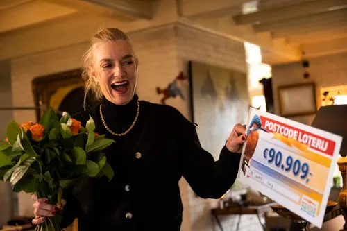 caroline verrast door postcode loterij ambassadeur quinty trustfull met een cheque van 90909 euro