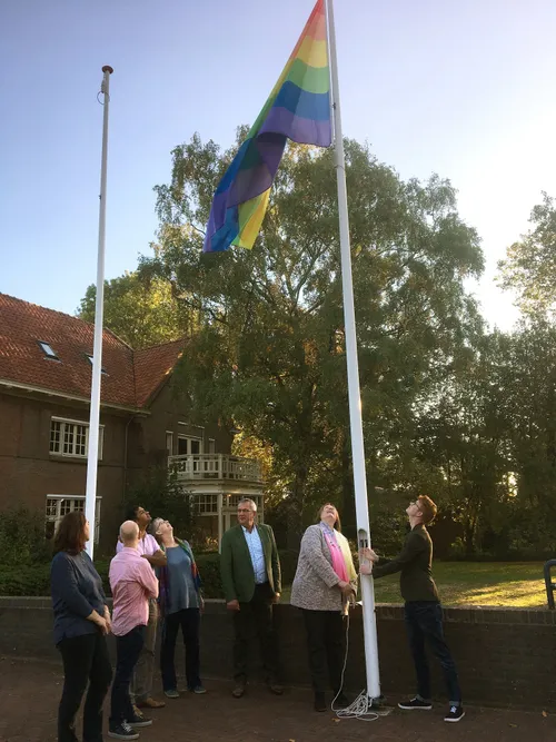 regenboogvlag gehesen voor coming out day