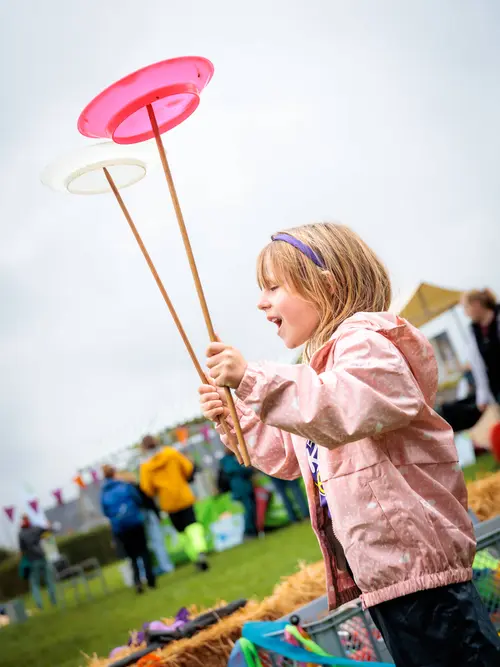 Foto 4 Wijkhelden bezig met circusactiviteit