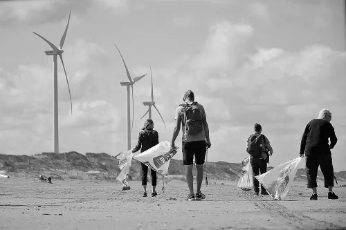 02 jan lambert krop clean up the beach klein 800