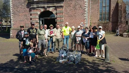 afval rond grote kerk