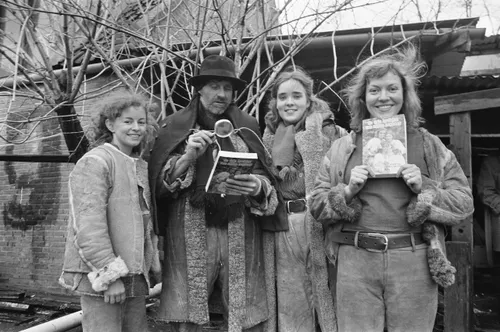 anton heyboer met lottie marike en maria bij het in ontvangstnemen van henk van der meyden boekd