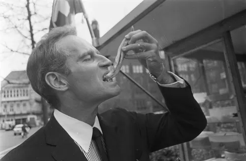 charlton heston in amsterdam hier eet hij een haring bestanddeelnr 921 2289